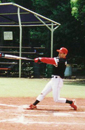 foto of Bobby Dozier going deep, i.e. hitting a homerun at Tokyo's Gaien-Jingu Park